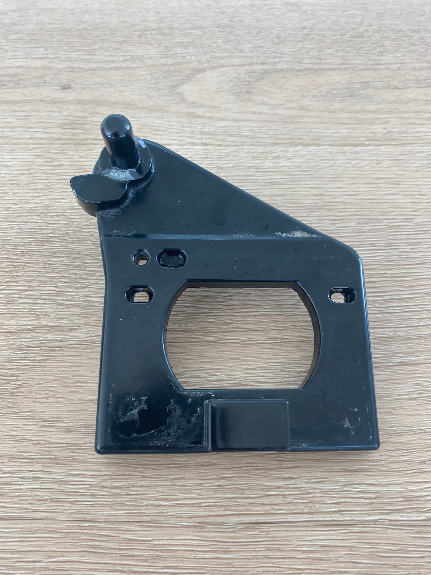 1447210 50284877003 Westinghouse fridge freezer bottom hinge plate RHS RH right hand side