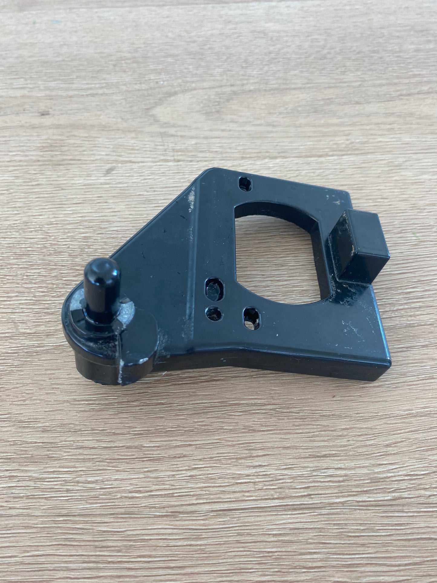 1447210 50284877003 Westinghouse fridge freezer bottom hinge plate RHS RH right hand side