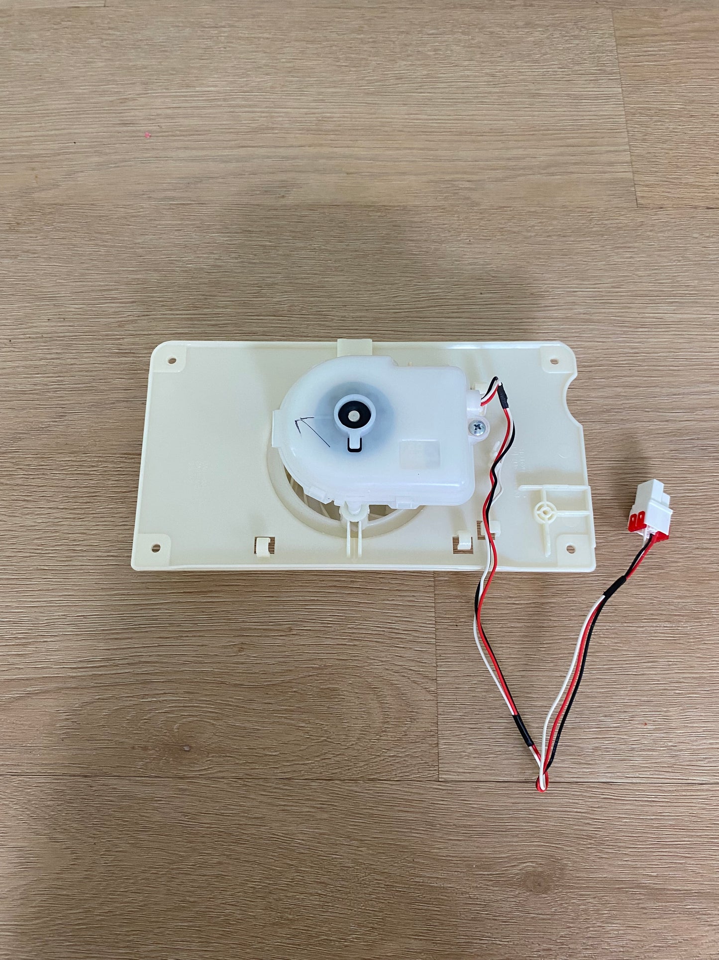 DA31-00146B Samsung fridge FREEZER COMPARTMENT evaporator fan motor case assembly