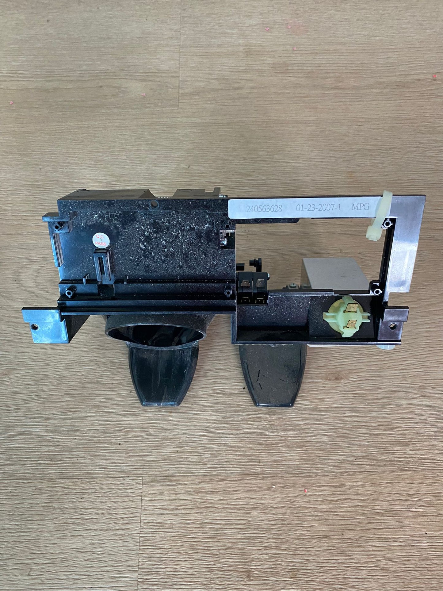 1443907 240563628 Westinghouse fridge freezer I&W ice water dispenser paddle assembly WSE6070 WSE6970