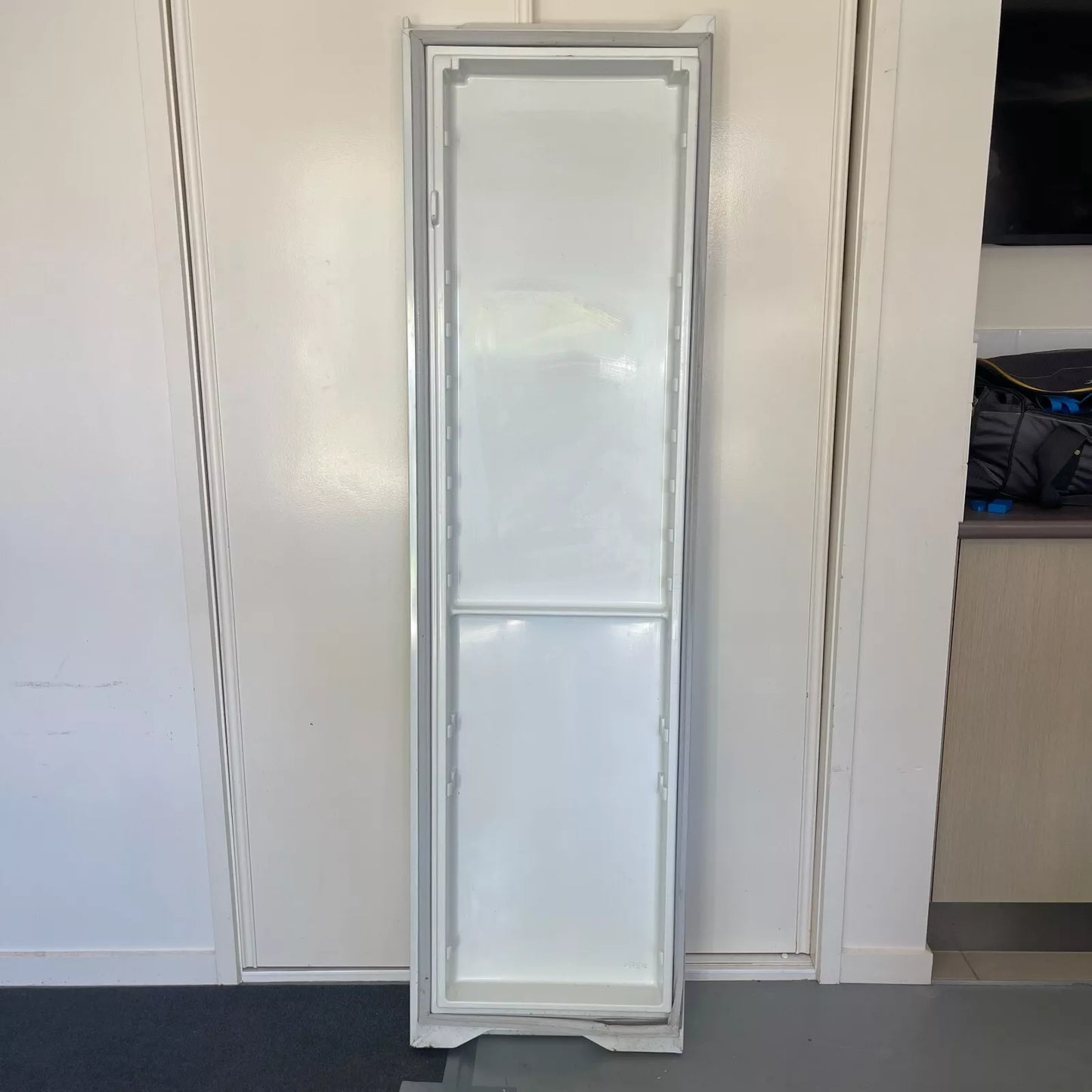 1445684 Westinghouse white FRIDGE COMPARTMENT FC door outer panel FIP foam assembly WSE6070 WSE6100