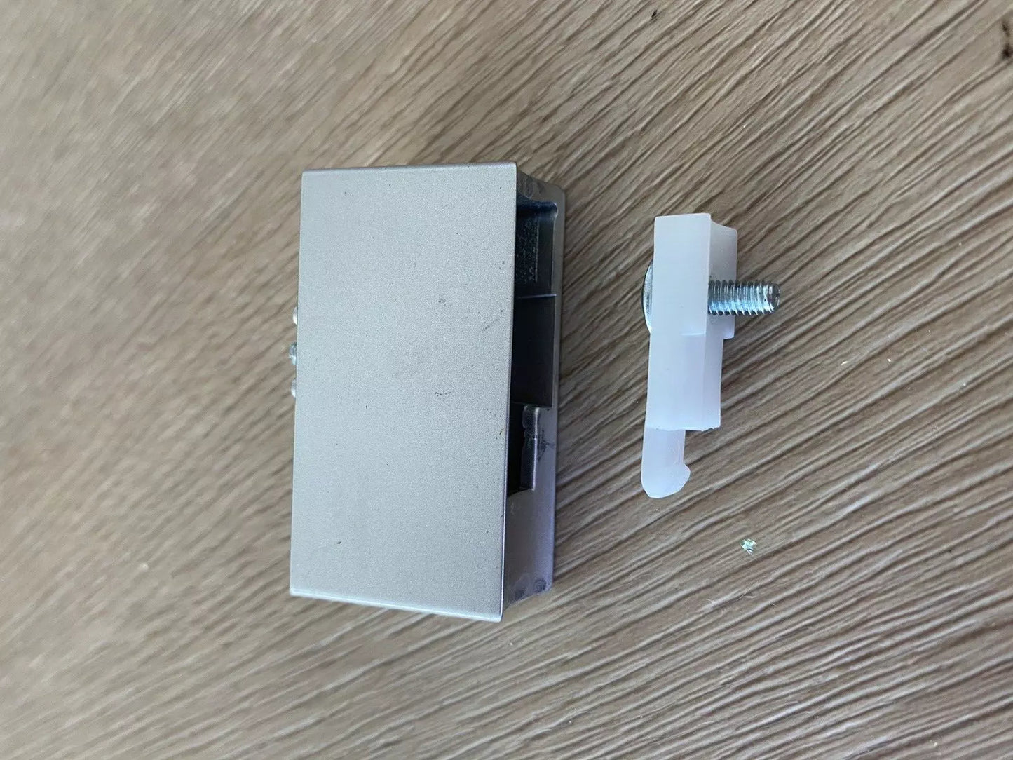 1444091 1445145 1449944 1450206 Electrolux Kelvinator Simpson Westinghouse fridge freezer SILVER stainless steel grey door handle pedestal mount bracket kit WSE6070 WSE6100