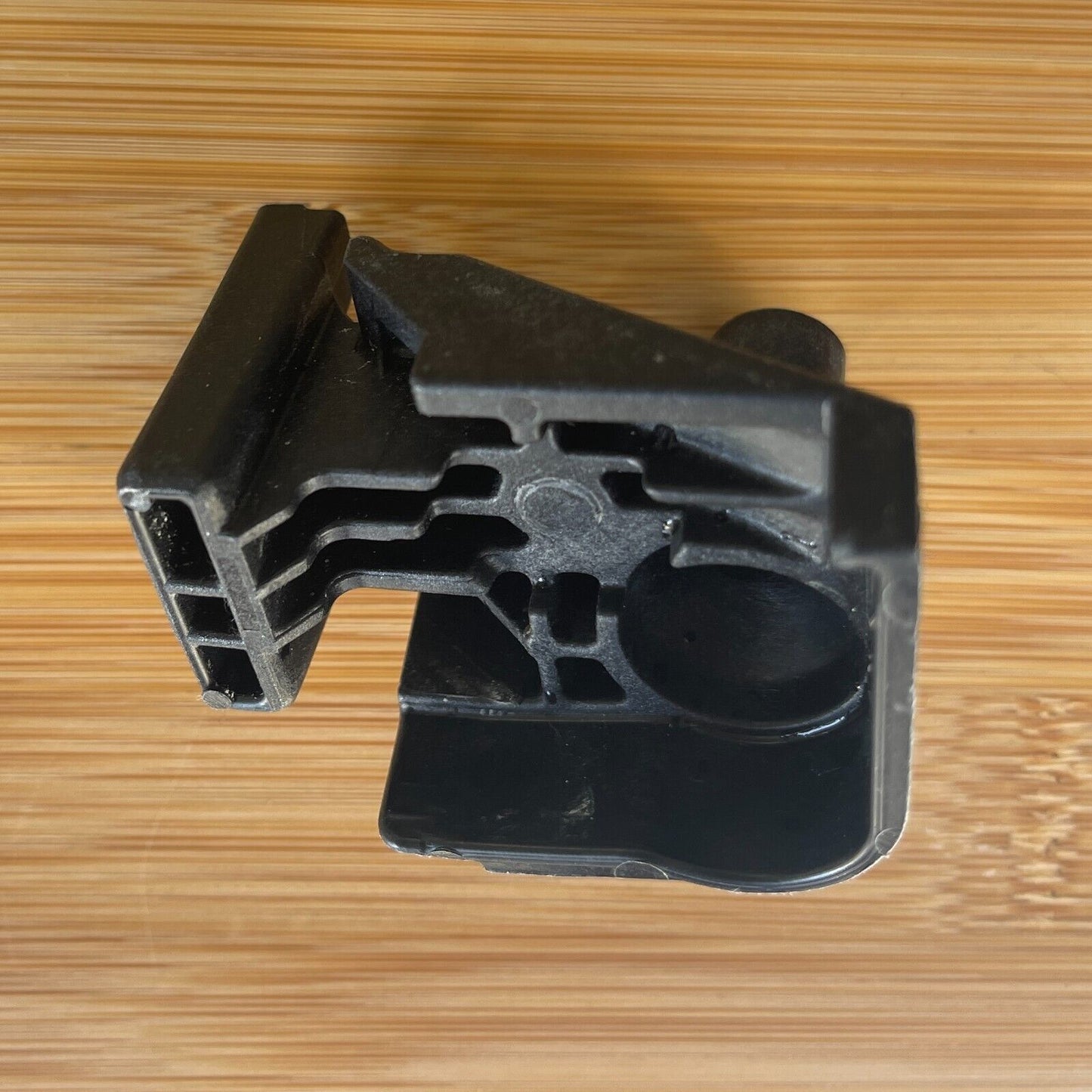 1447124 1456629 1458192 1458377 Electrolux Kelvinator Simpson Westinghouse fridge freezer RHS right hand side cam lower hinge FITS ALL WSE6070 WSE6100 WSE6970 WSE7000