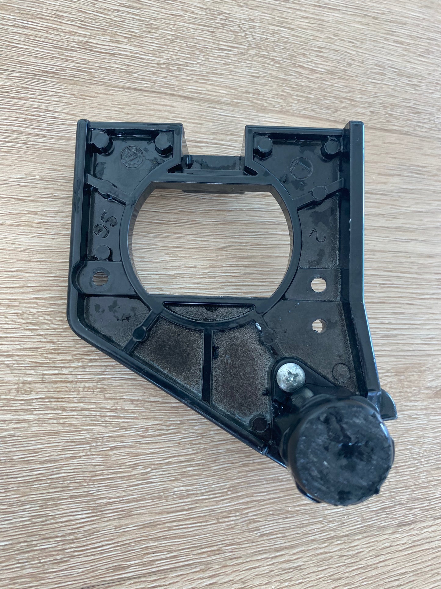 1447211 50289255007 Westinghouse fridge freezer bottom hinge plate LHS LH left hand side