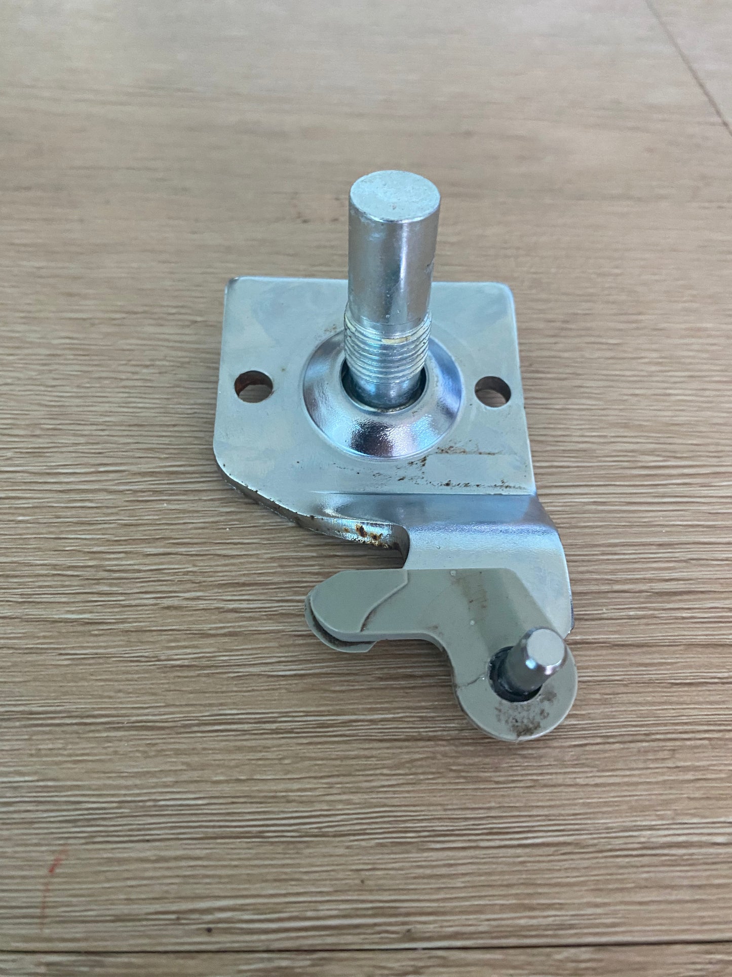 814691 817824 Fisher & Paykel fridge RHS RH right hand side lower bottom hinge base bracket assembly