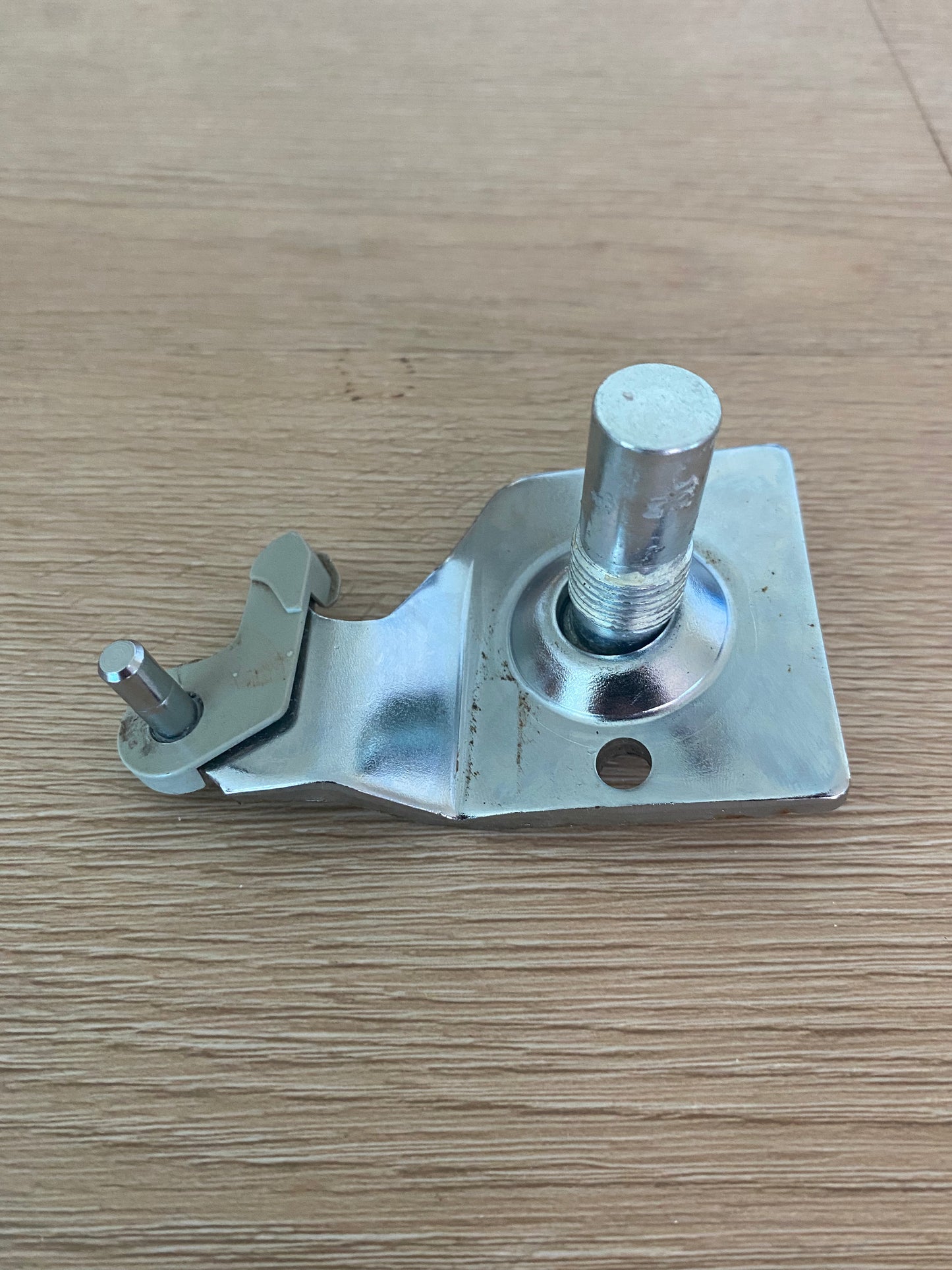 814691 817824 Fisher & Paykel fridge RHS RH right hand side lower bottom hinge base bracket assembly