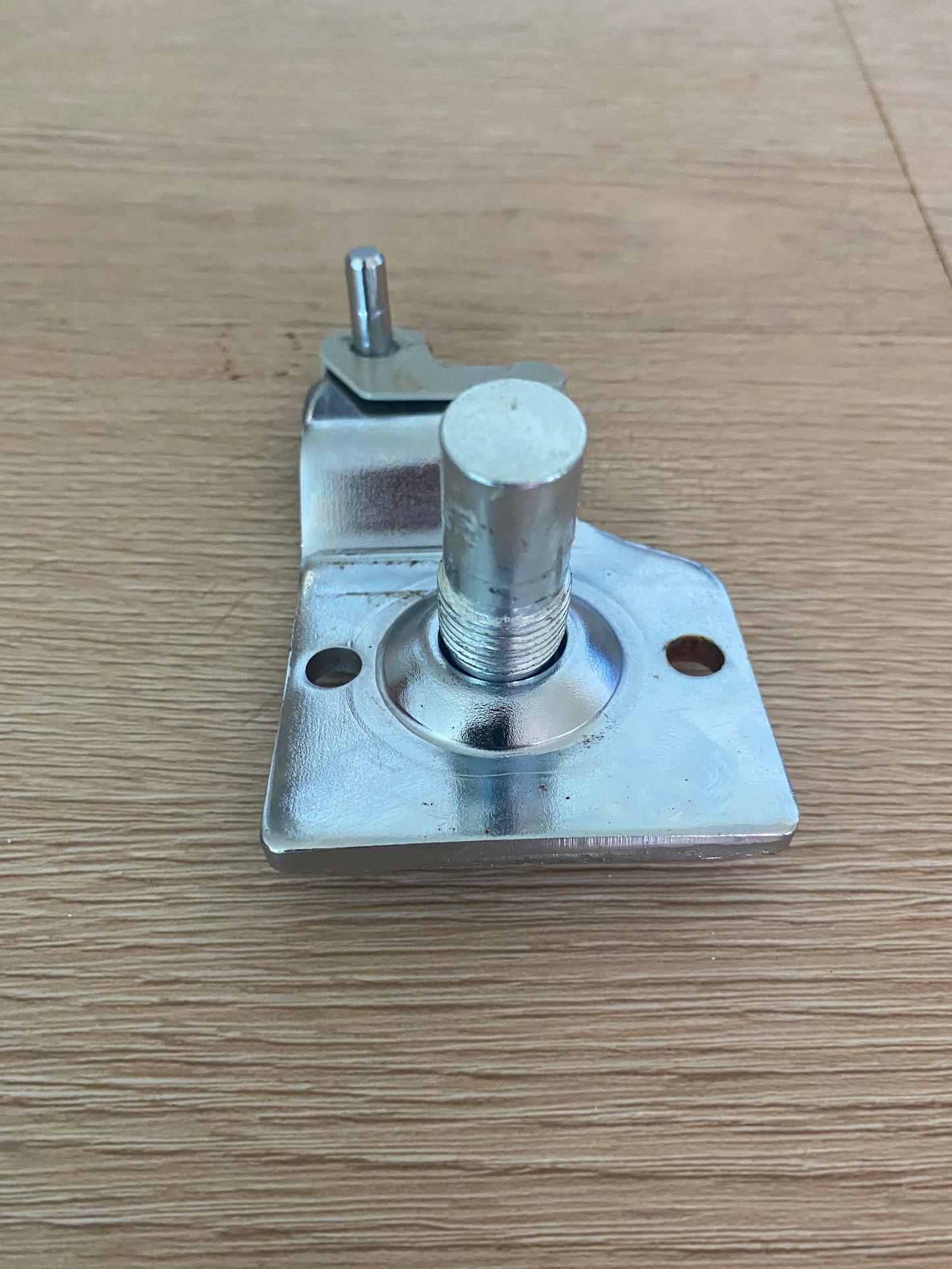 814691 817824 Fisher & Paykel fridge RHS RH right hand side lower bottom hinge base bracket assembly