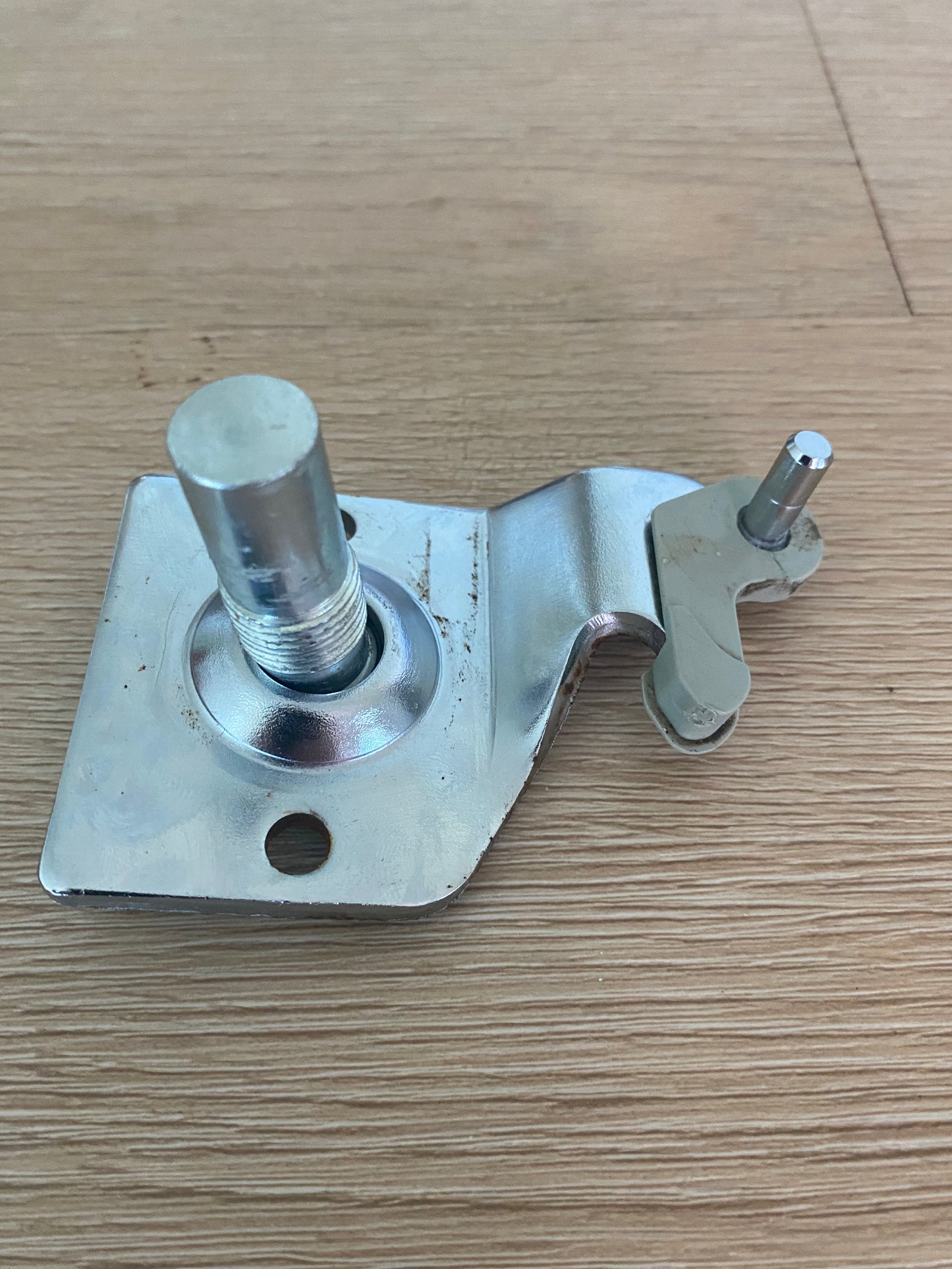 814691 817824 Fisher & Paykel fridge RHS RH right hand side lower bottom hinge base bracket assembly