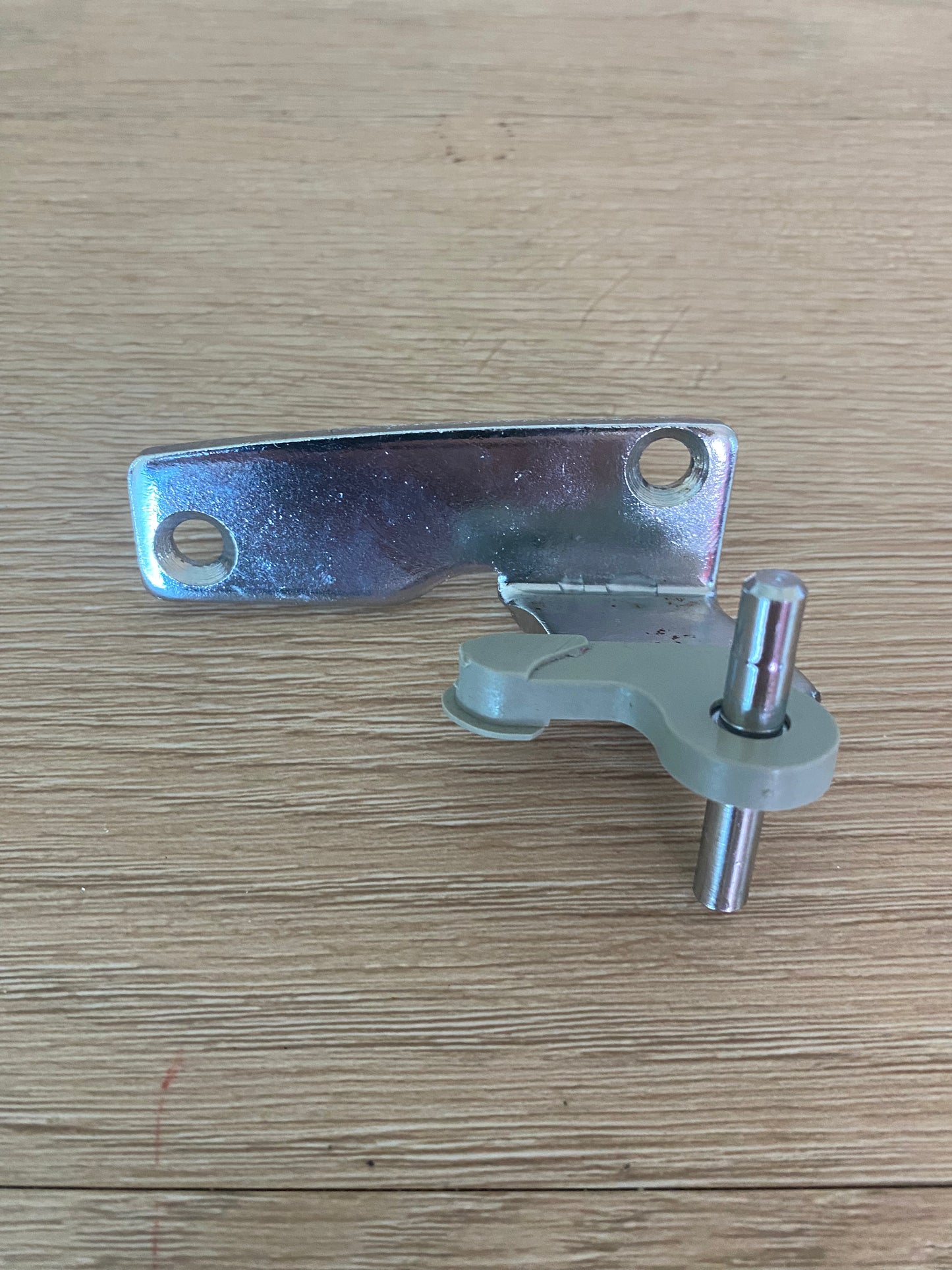 881283 881283P Fisher & Paykel fridge centre bracket RHS RH right hand side hinge