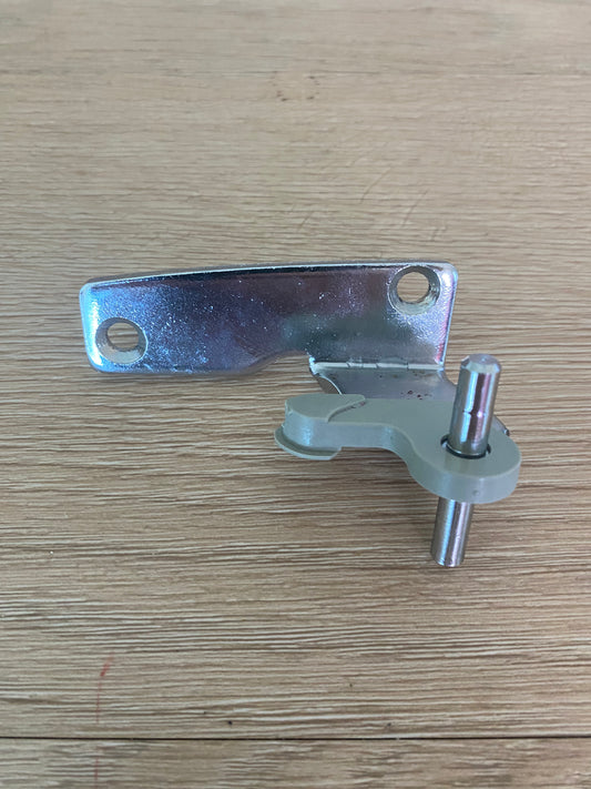 881283 881283P Fisher & Paykel fridge centre bracket RHS RH right hand side hinge