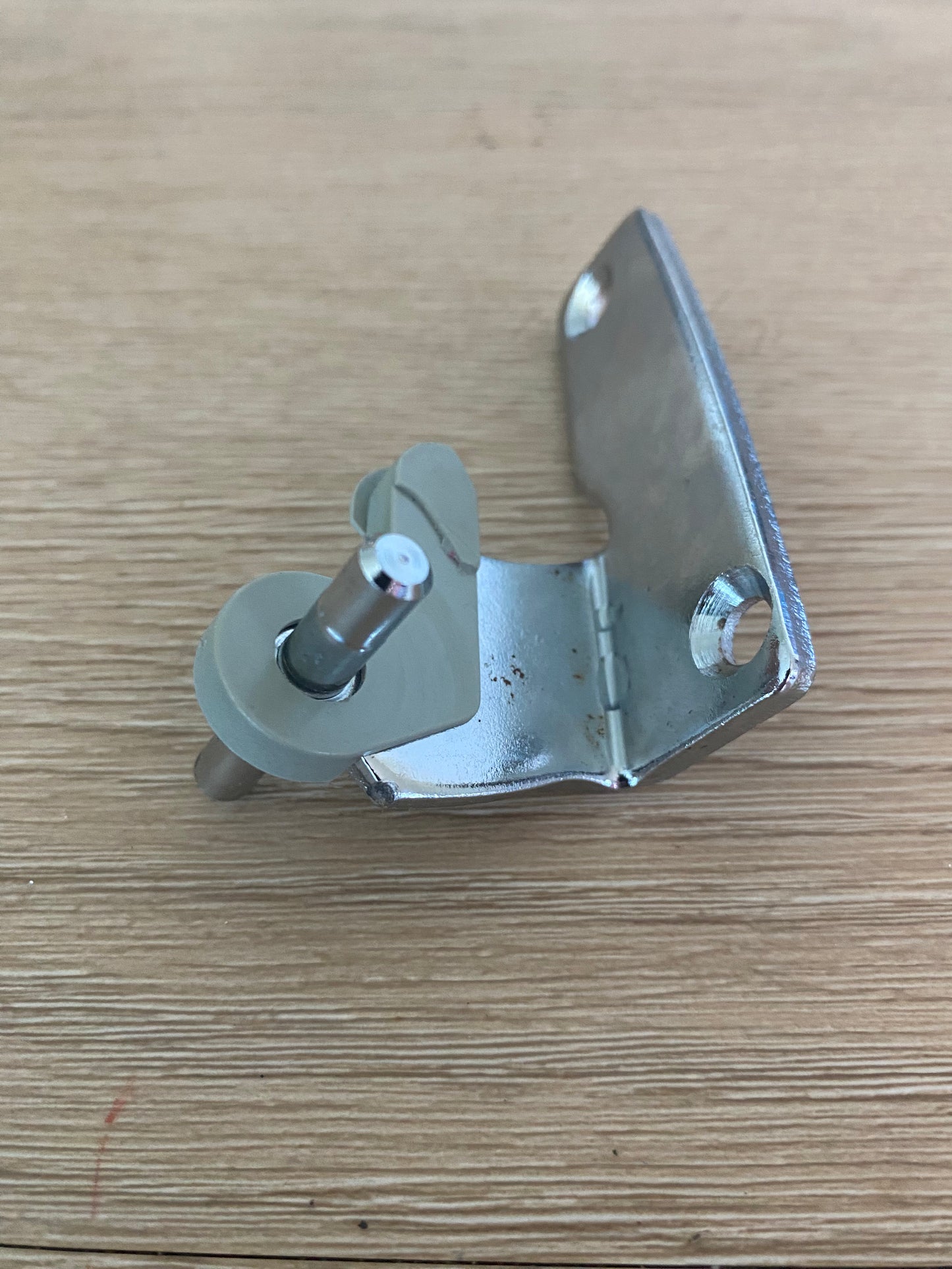 881283 881283P Fisher & Paykel fridge centre bracket RHS RH right hand side hinge
