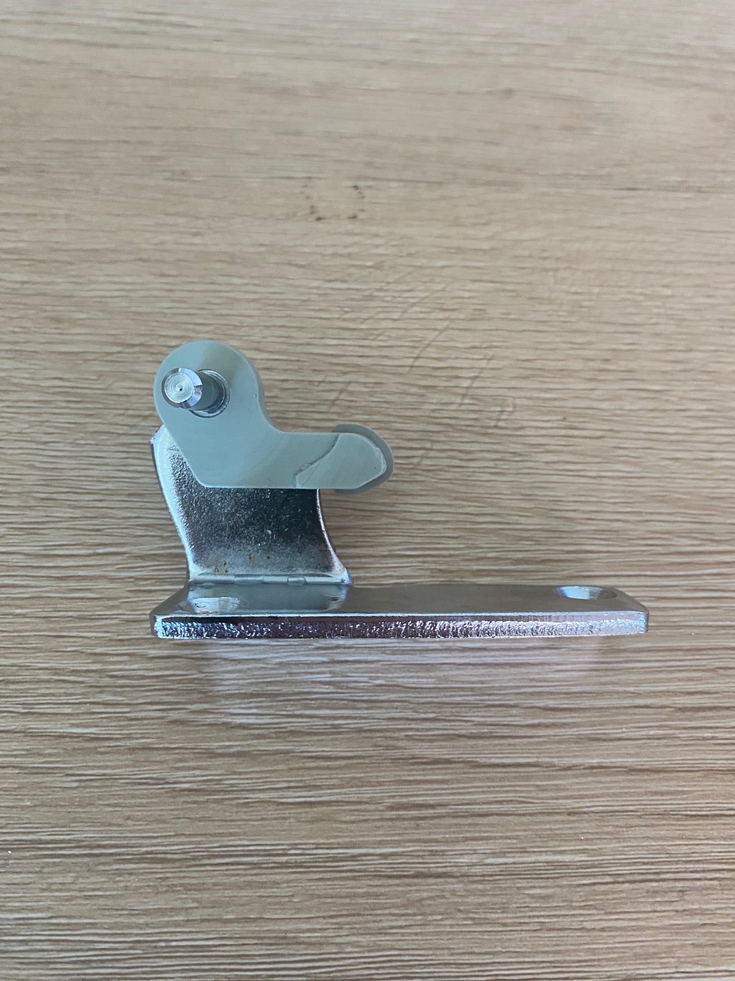 881283 881283P Fisher & Paykel fridge centre bracket RHS RH right hand side hinge