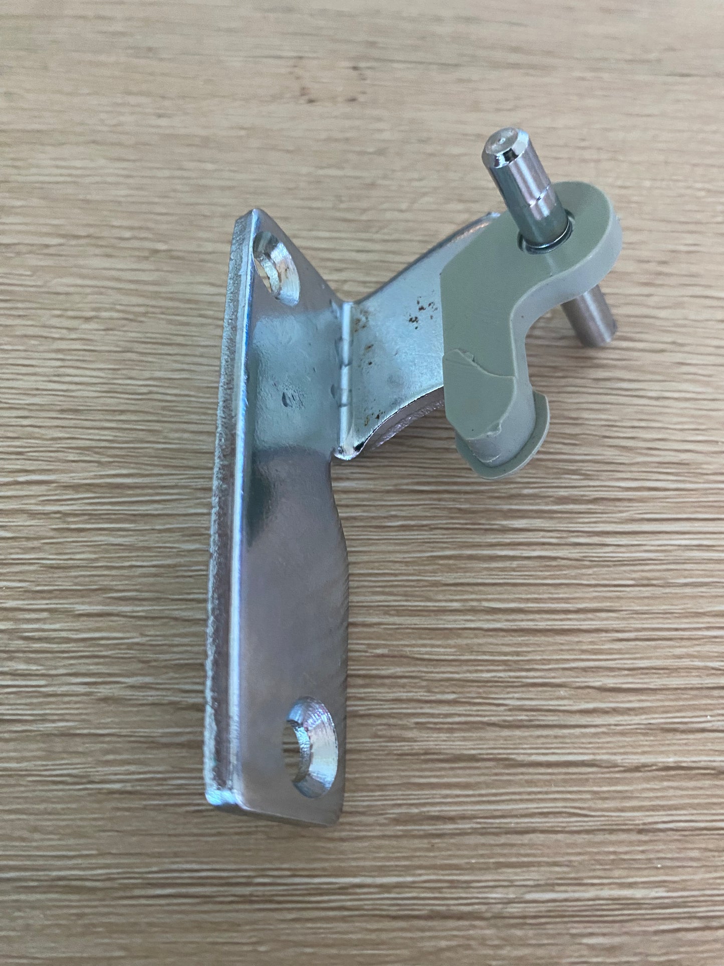 881283 881283P Fisher & Paykel fridge centre bracket RHS RH right hand side hinge