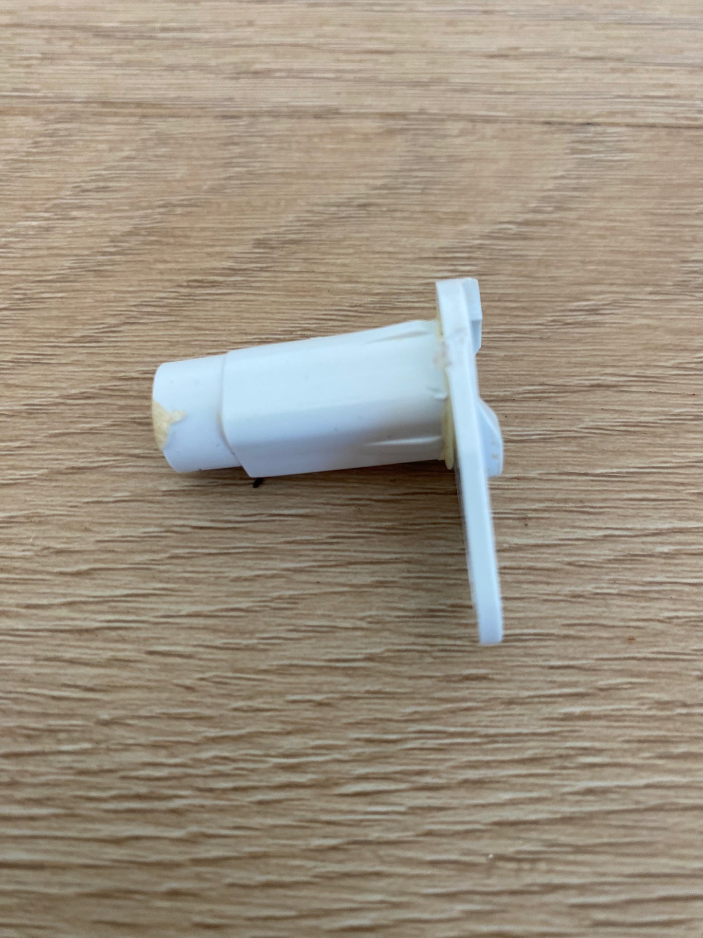 1442282 1443580 4055727491 Electrolux Kelvinator Simpson Westinghouse fridge freezer door hinge CLOSED thimble