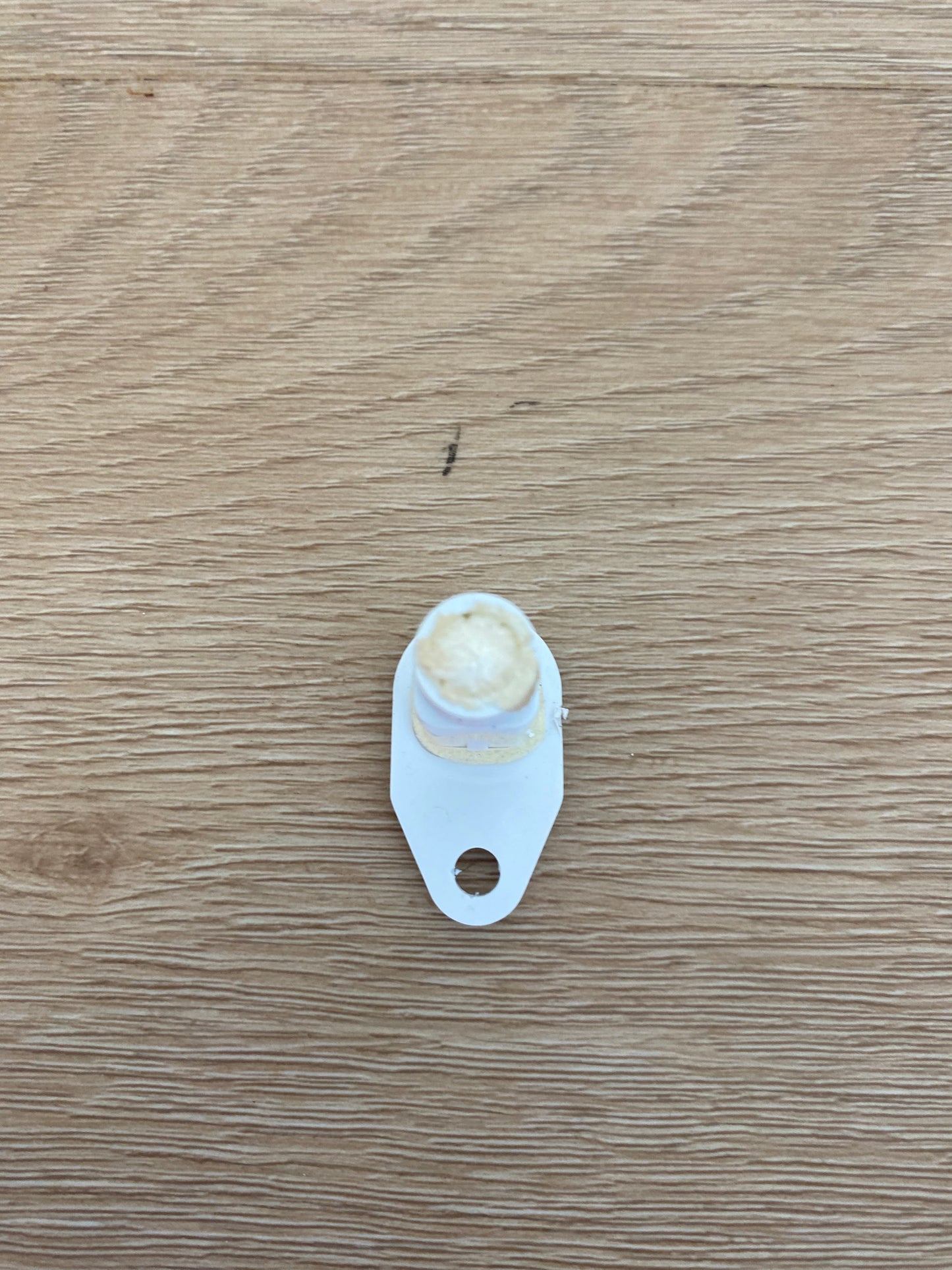 1442282 1443580 4055727491 Electrolux Kelvinator Simpson Westinghouse fridge freezer door hinge CLOSED thimble