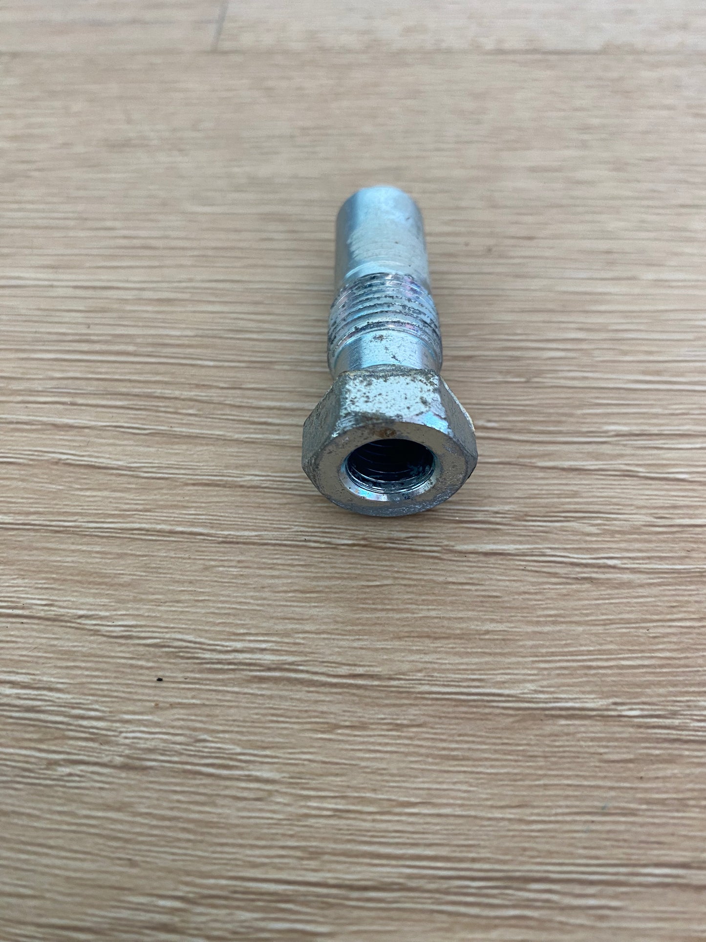 880959 817824 Fisher & Paykel fridge freezer bottom hinge bracket bolt blind end