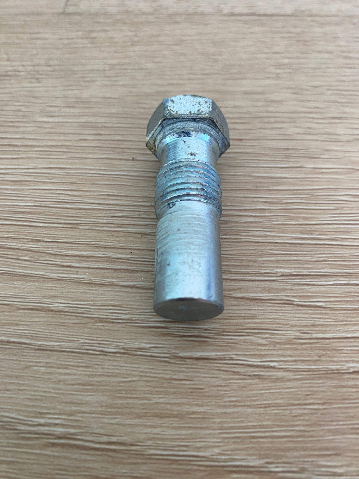 880959 817824 Fisher & Paykel fridge freezer bottom hinge bracket bolt blind end