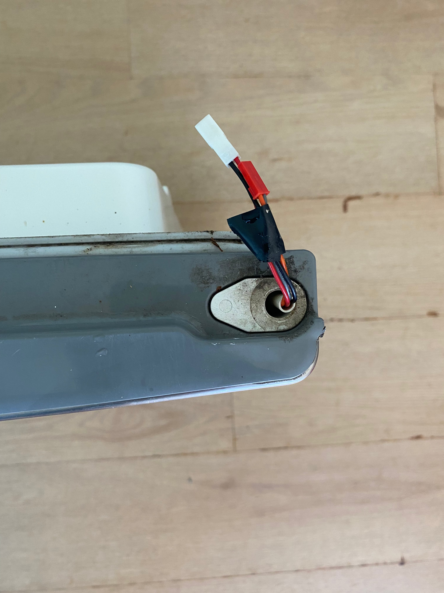 1443025 Westinghouse fridge stainless steel FREEZER DOOR right hand side RHS hinge FITS RJ393V RJ443V