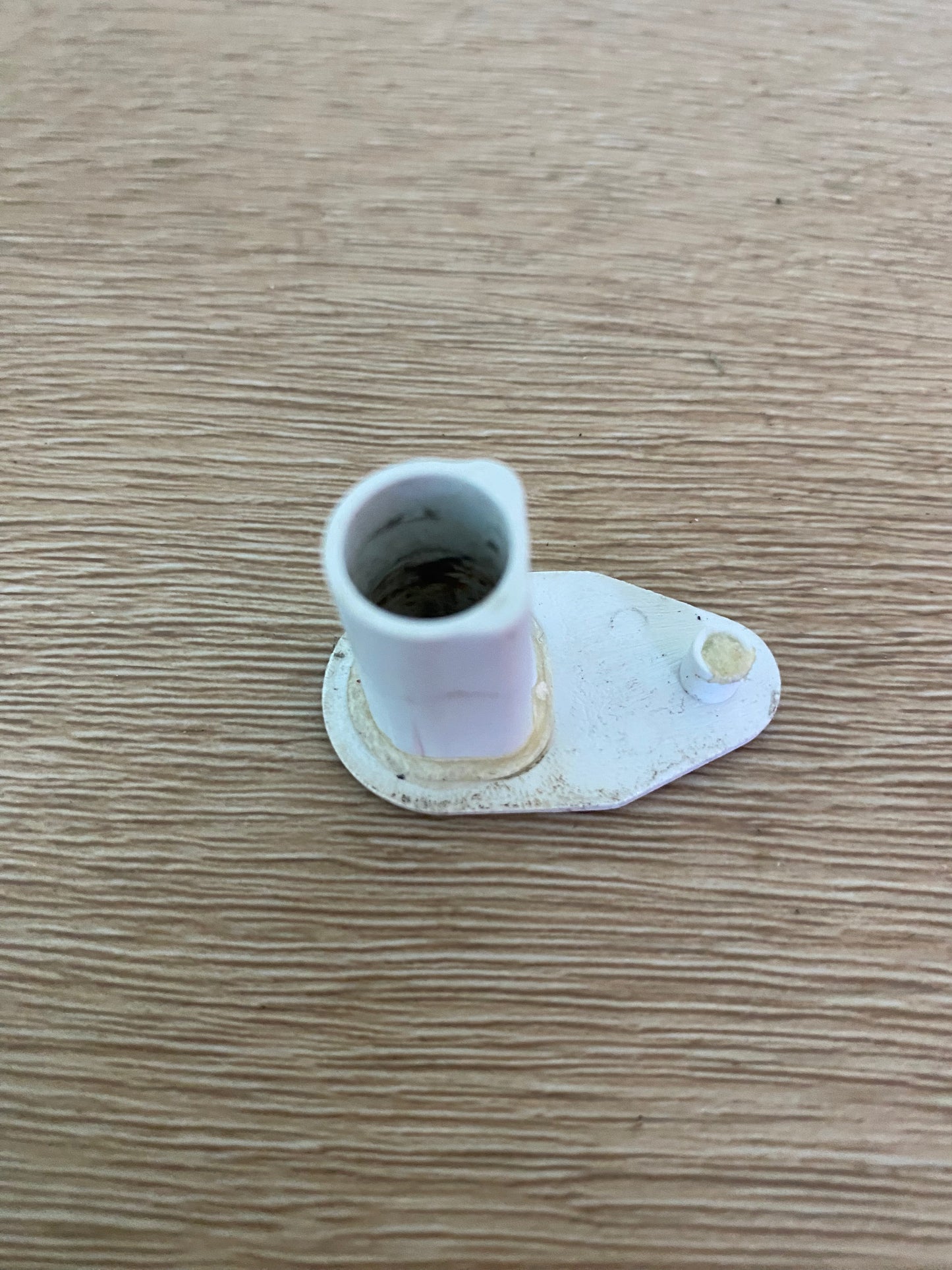 1443581 Electrolux Kelvinator Simpson Westinghouse fridge freezer door hinge OPEN thimble filler assy