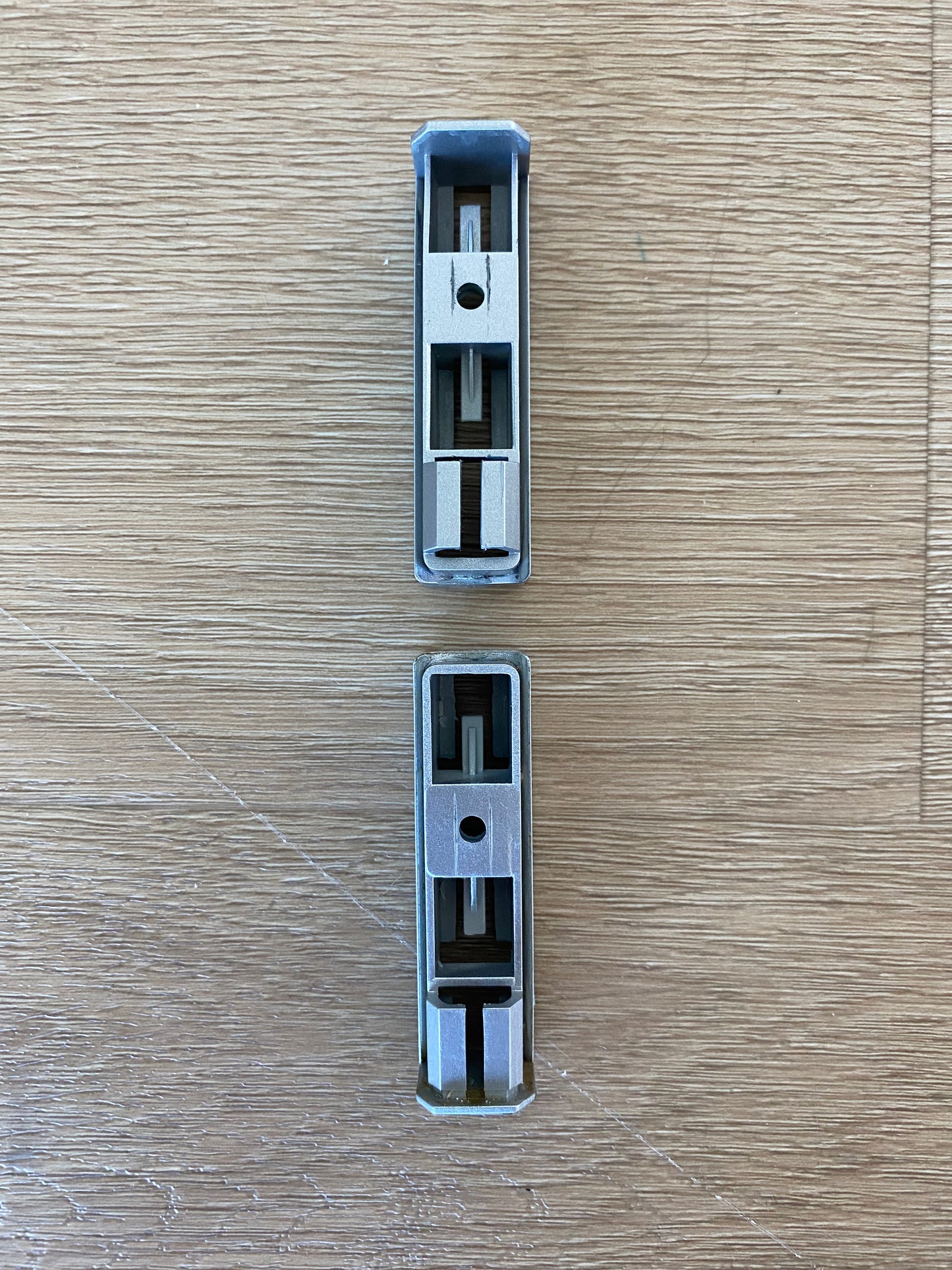 1457893 1458383 4055725446 Westinghouse fridge freezer door handle pedestal bracket mount attachment WHE5100 WHE5160