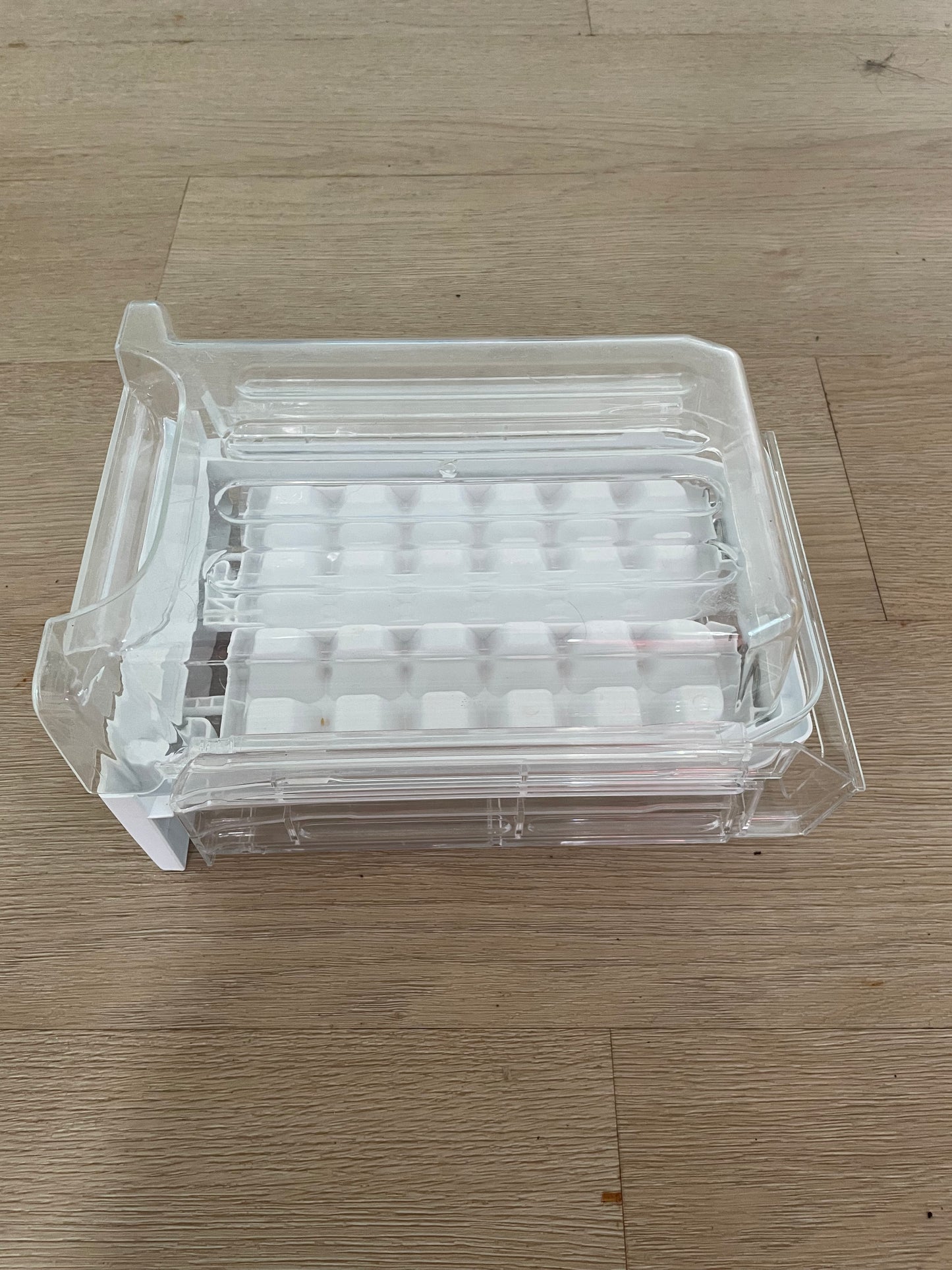 890128996 4055893194 Westinghouse side by side fridge freezer Tray Ice Twist Assembly maker