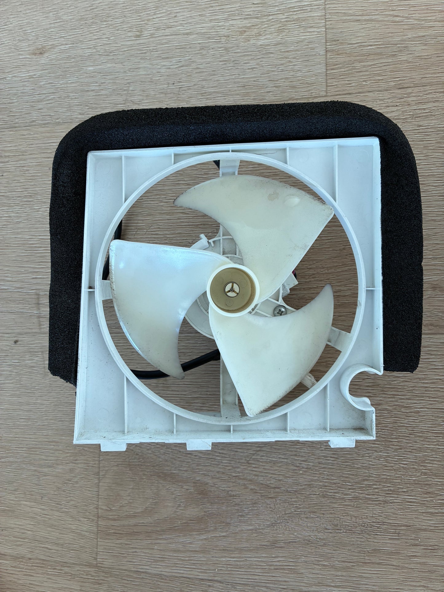 890133687 4055893236 Electrolux Westinghouse fridge freezer condenser fan motor